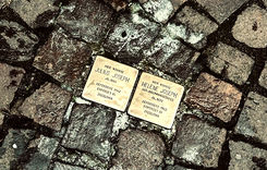 Erinnerung lebendig halten: Schülerinnen und Schüler reinigen die Stolpersteine in Fritzlar